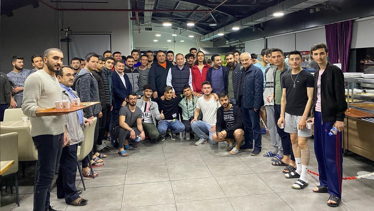 CEYLAN SAHURDA GENÇLERLE BULUŞTU